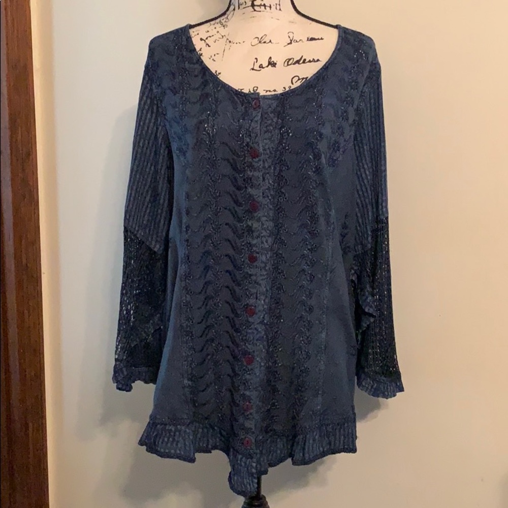 Woman’s 16W Denim24/7 blouse.